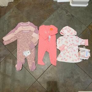 Baby Girl Clothes Size 6-9M, Robe.l
Wash Clothes Carter’s & Cloud Island